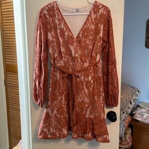 Lace sleeved short dress